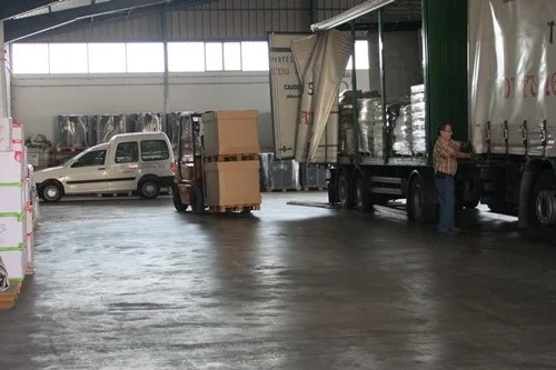 Carretilla cargando Camión Transportes Ortuño Cantero