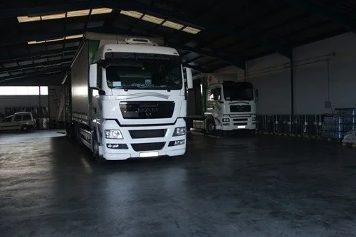 Camiones aparcados en instalaciones Transportes Ortuño Cantero