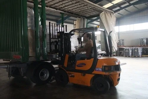 Carga de camión Transportes Ortuño Cantero