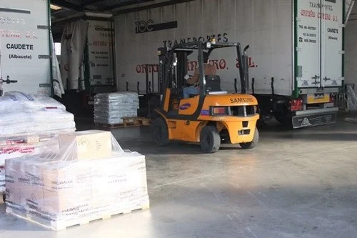 Carretilla en almacén Transportes Ortuño Cantero